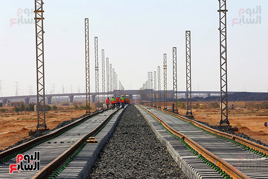 أعمال سحب القضبان على سكة القطار السريع (28)