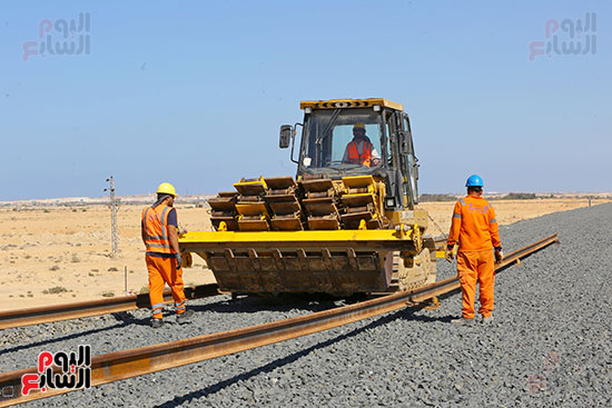 أعمال سحب القضبان على سكة القطار السريع (11)