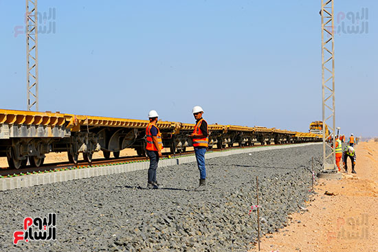 أعمال سحب القضبان على سكة القطار السريع (4)