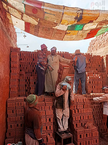 عم-محمود-عامل-طوب-يخطف-القلوب-بصوته-العذب-داخل-مصنع-بالدقهلية-(3)