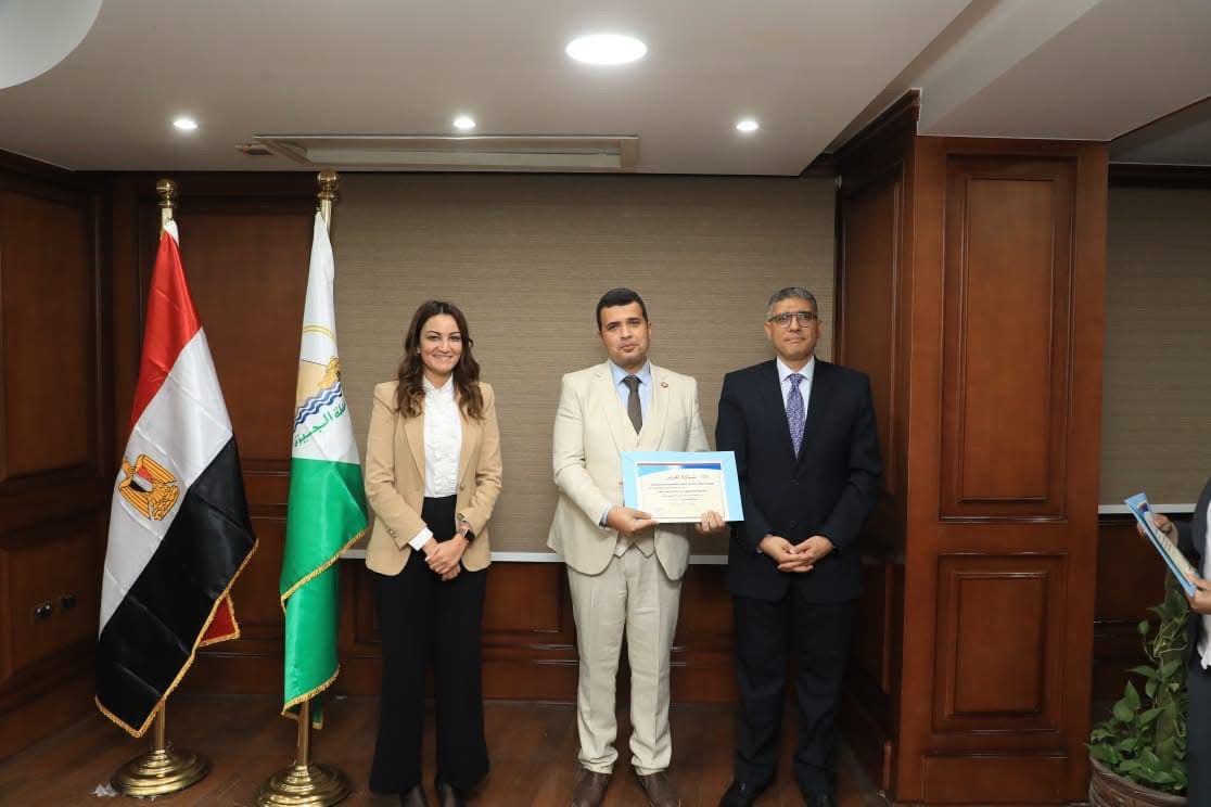 محافظ الجيزة يكرم أوائل الدورات التدريبية عن العام 2024 / 2025 محافظ الجيزة يكرم أوائل الدورات التدريبية عن العام 2024 / 2025