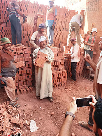 عم-محمود-عامل-طوب-يخطف-القلوب-بصوته-العذب-داخل-مصنع-بالدقهلية-(2)