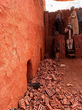 عم-محمود-عامل-طوب-يخطف-القلوب-بصوته-العذب-داخل-مصنع-بالدقهلية-(5)