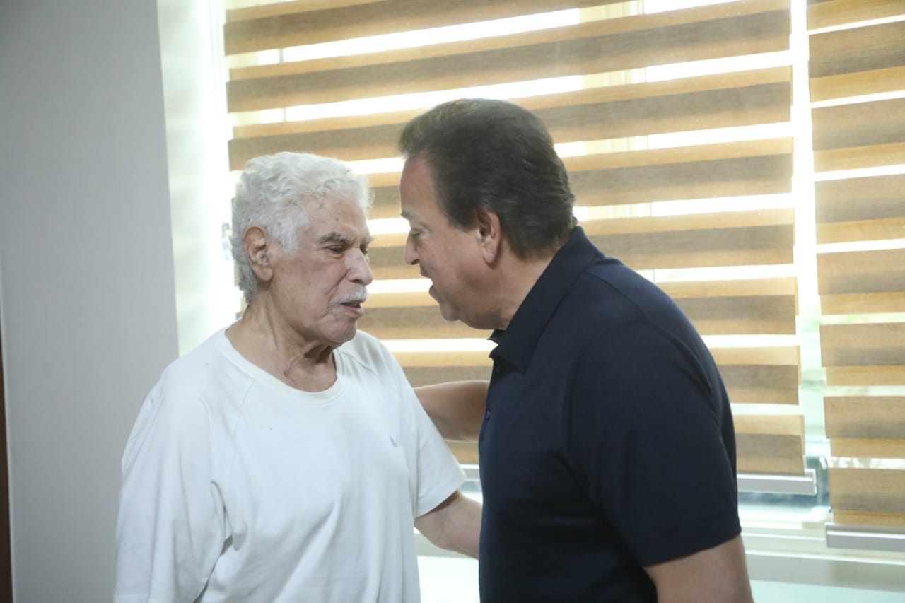 وزير الصحة يزور الكابتن حسن شحاتة للاطمئنان على حالته الصحية وزير الصحة يزور الكابتن حسن شحاتة للاطمئنان على حالته الصحية