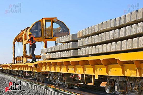أعمال سحب القضبان على سكة القطار السريع (17)