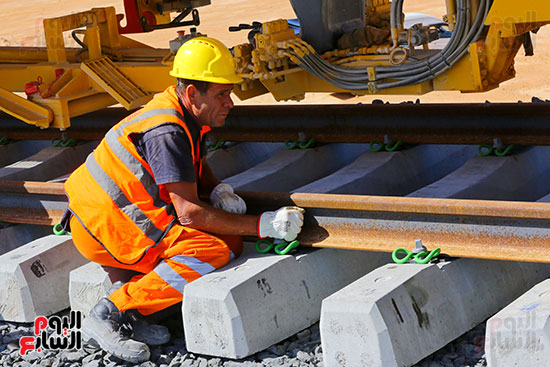 أعمال سحب القضبان على سكة القطار السريع (22)