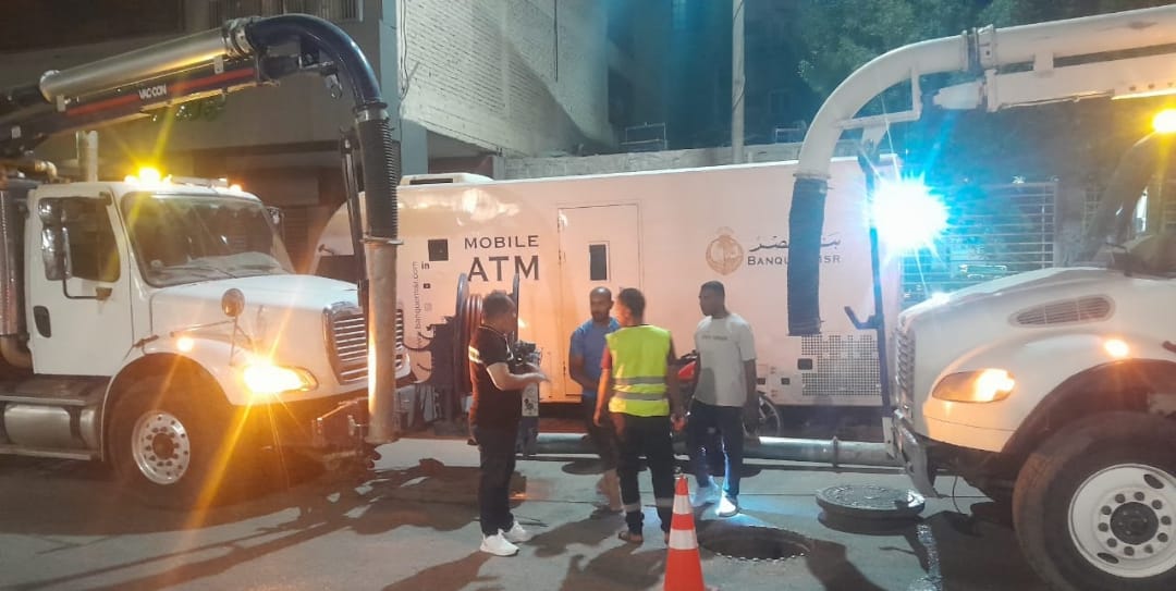 استمرار تطهير شبكات الصرف الصحى بأسوان  (4)