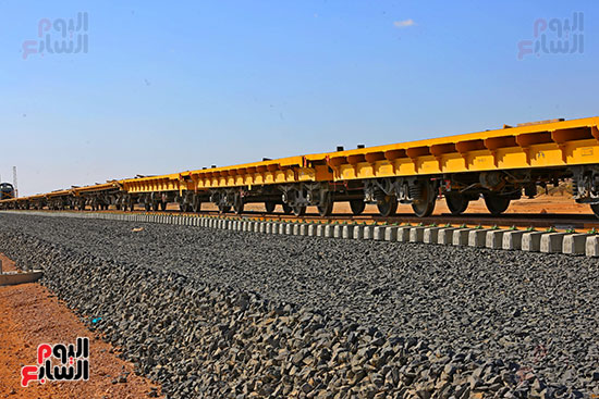أعمال سحب القضبان على سكة القطار السريع (25)