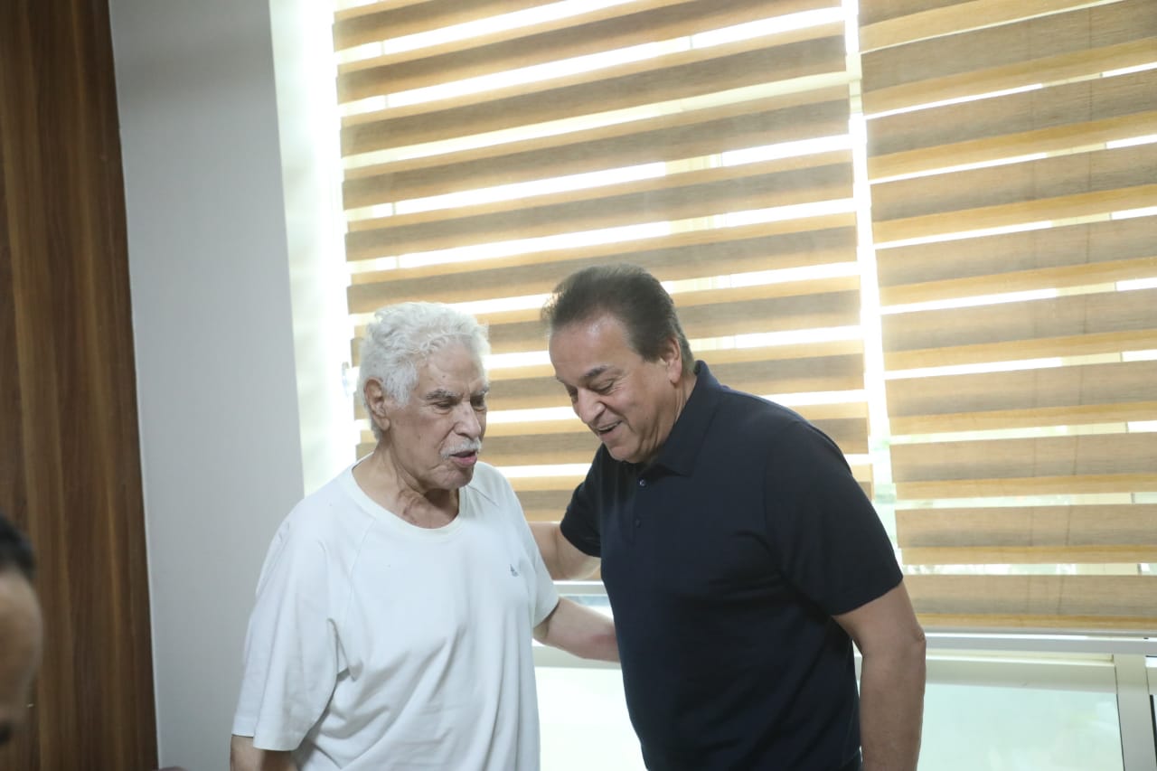 وزير الصحة يزور الكابتن حسن شحاتة وزير الصحة يزور الكابتن حسن شحاتة