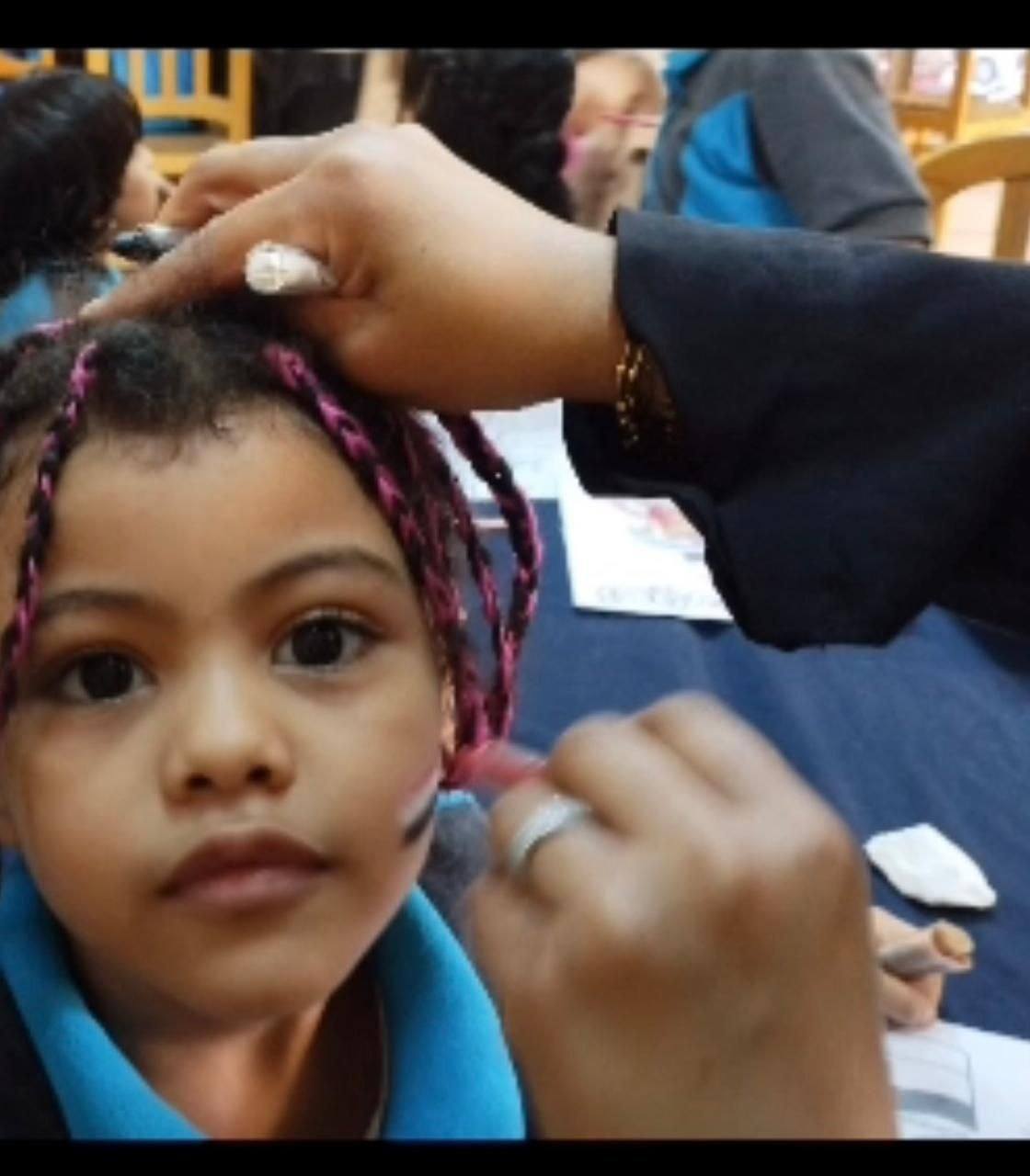 فرحة رسم علم مصر على وجوه الأطفال فرحة رسم علم مصر على وجوه الأطفال