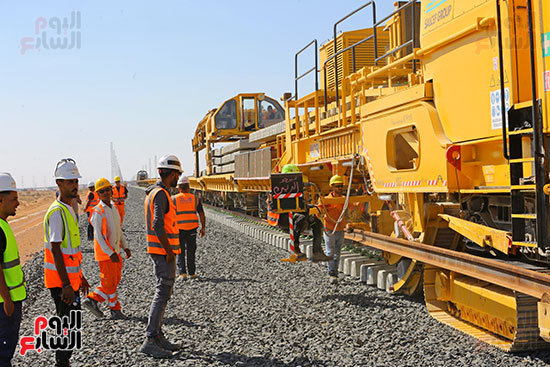 أعمال سحب القضبان على سكة القطار السريع (12)