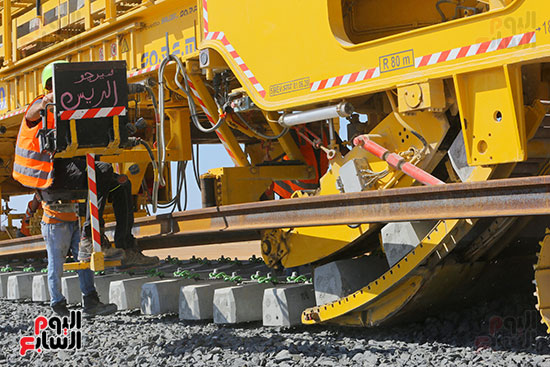أعمال سحب القضبان على سكة القطار السريع (10)
