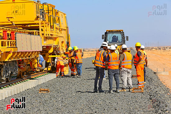 أعمال سحب القضبان على سكة القطار السريع (19)