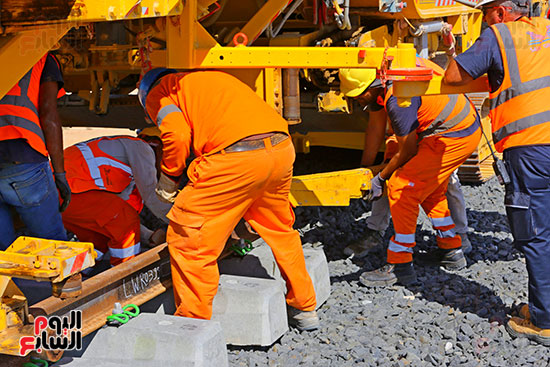 أعمال سحب القضبان على سكة القطار السريع (20)