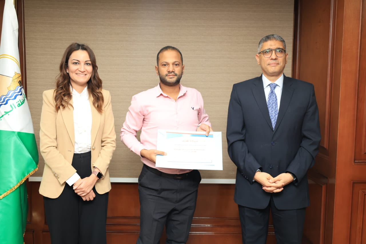 محافظ الجيزة يكرم أوائل الدورات التدريبية عن العام 2024  2025 (2)