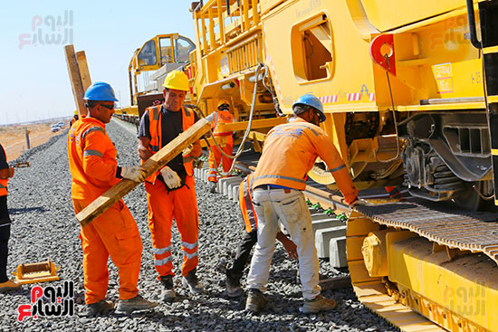 أعمال سحب القضبان على سكة القطار السريع (23)