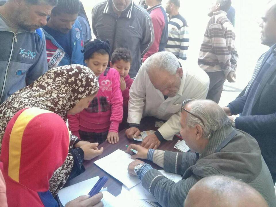 خلال توقيع العقود