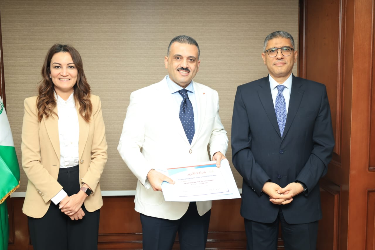 محافظ الجيزة يكرم أوائل الدورات التدريبية عن العام 2024  2025 (1)