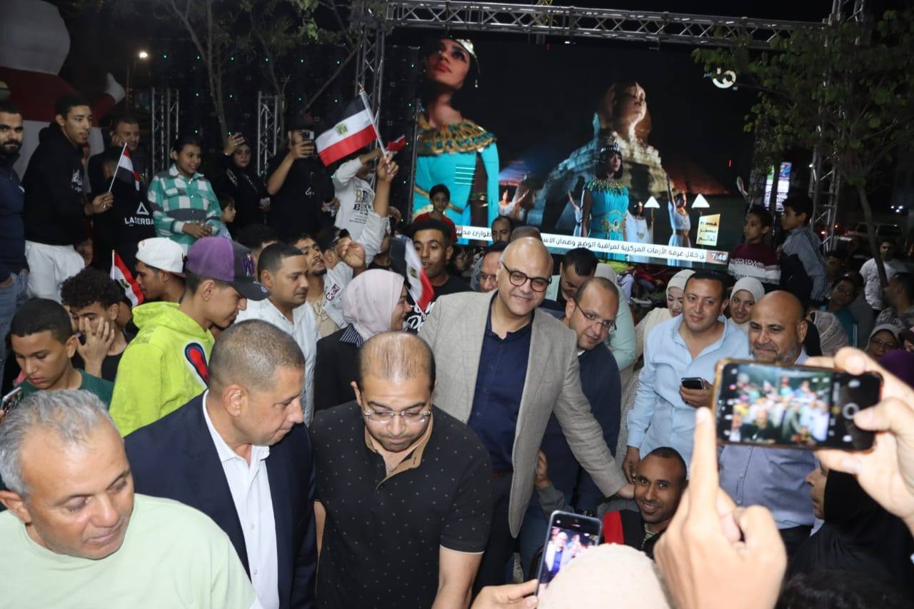 أبناء القليوبية يتابعون الاحتفالات بقليوب أبناء القليوبية يتابعون الاحتفالات بقليوب