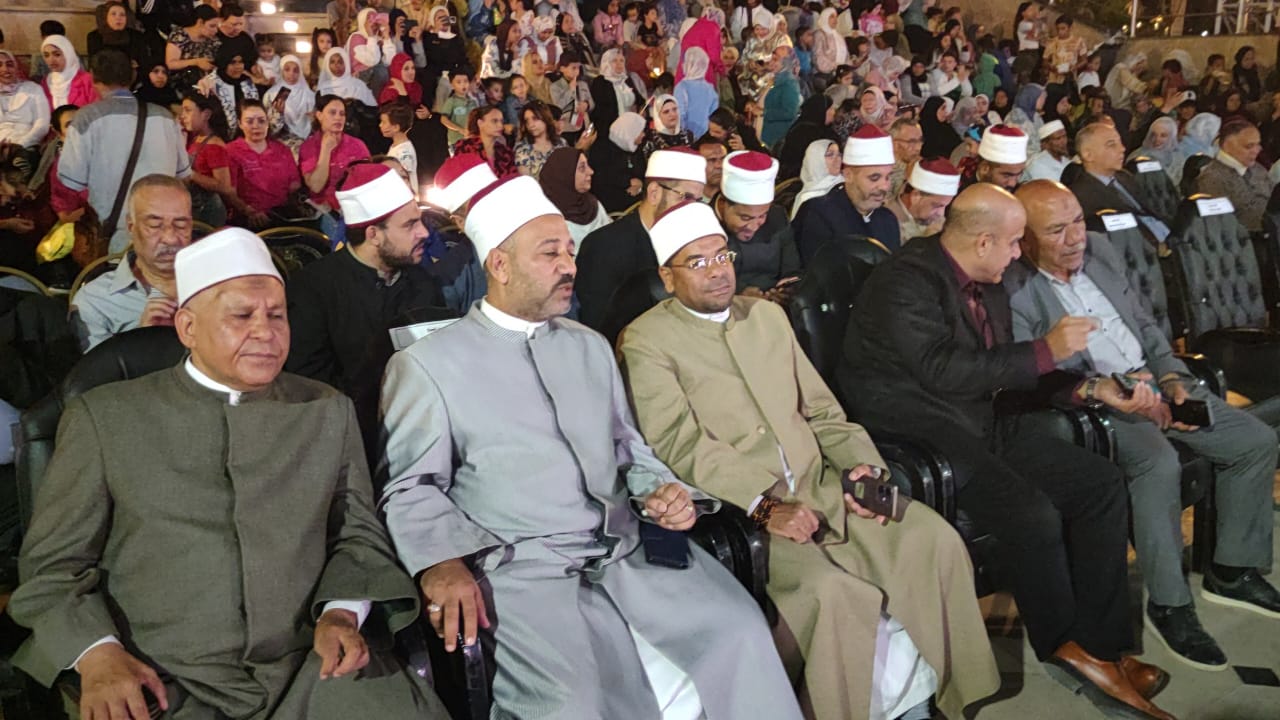 المواطنين امام شاشات العرض فى انتظار الافتتاح المواطنين امام شاشات العرض فى انتظار الافتتاح