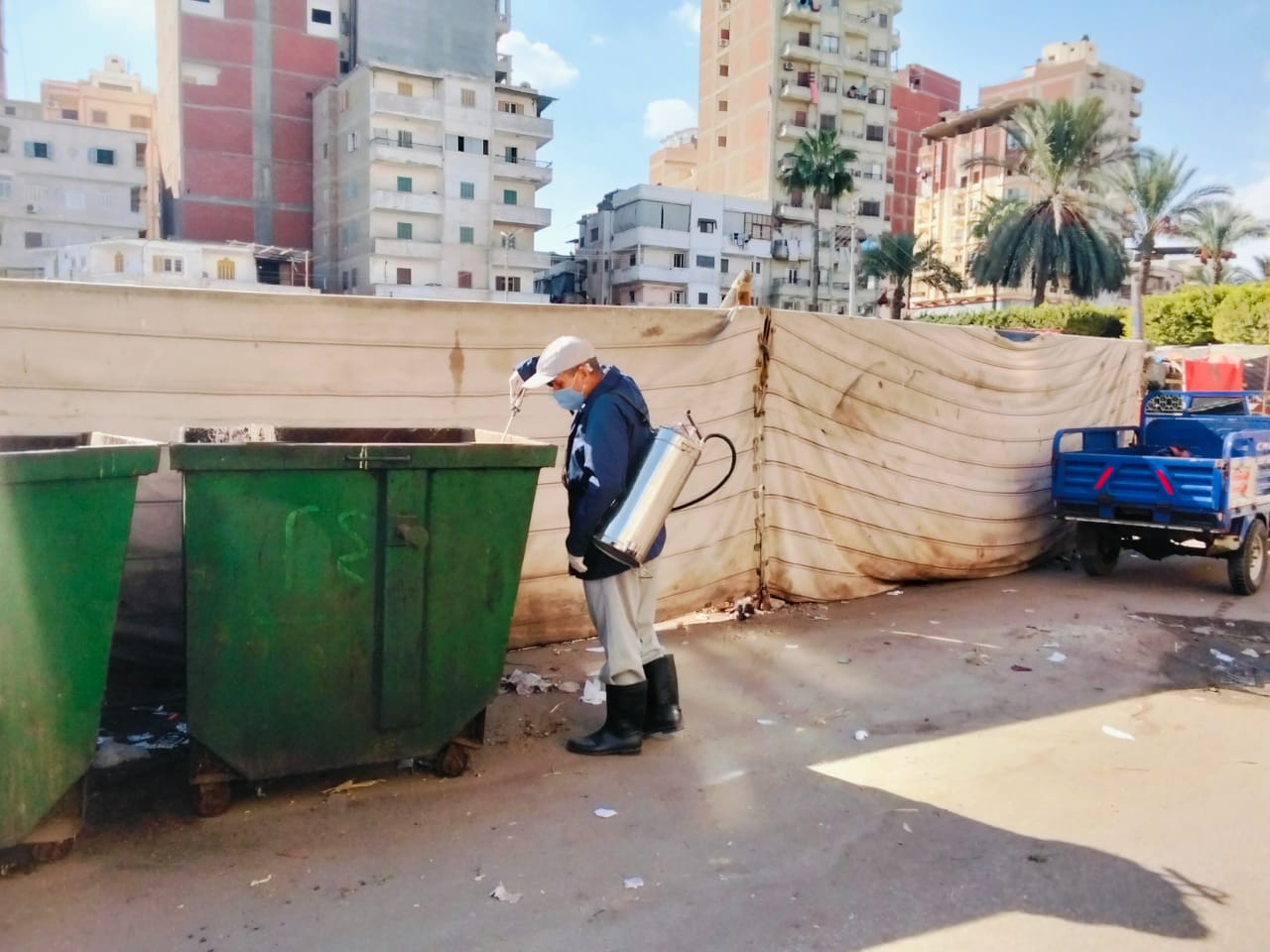 رش وتعقيم صناديق القمامة عقب النتهاء من المولد