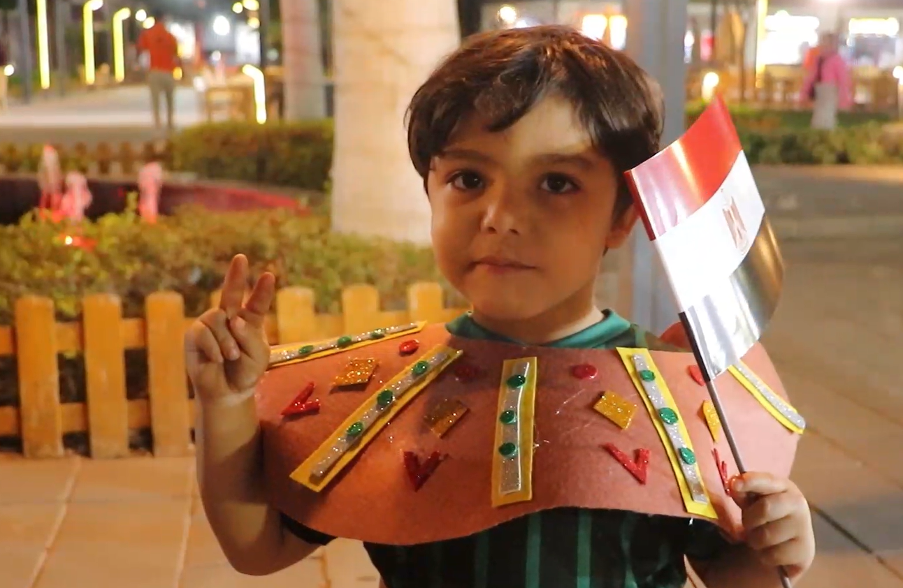 طفل يرتدي الزي لفرعوني طفل يرتدي الزي لفرعوني