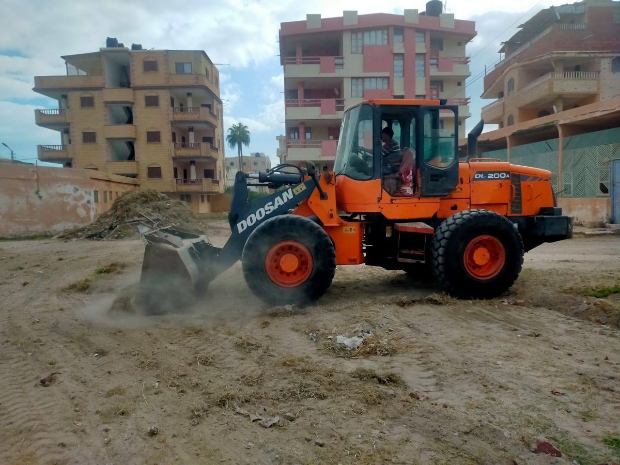 رفع المخلفات وتمهيد الطرق