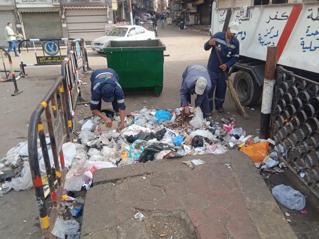 رفع المخلفات من أمام مسجد الدسوقي