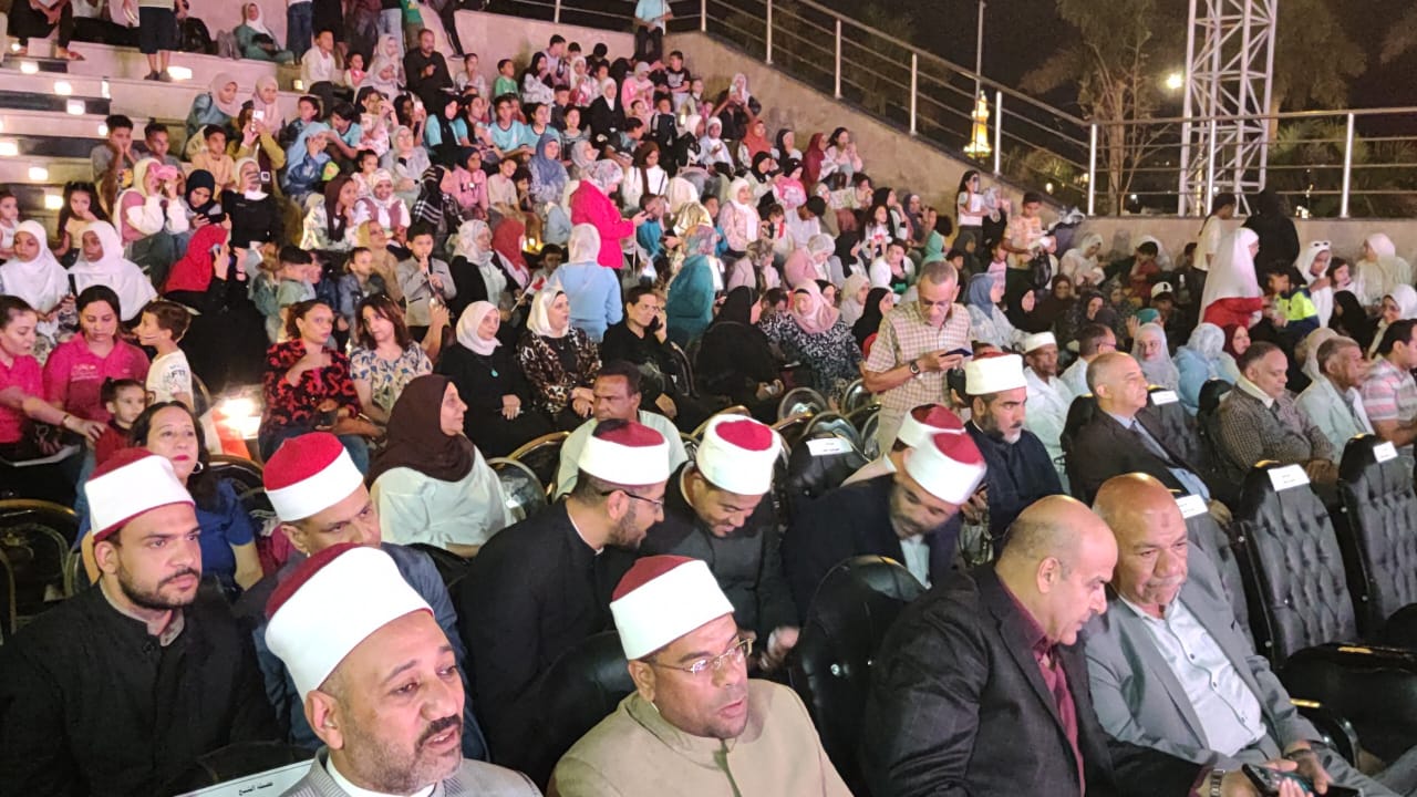 المواطنين أمام الشاشات المواطنين أمام الشاشات