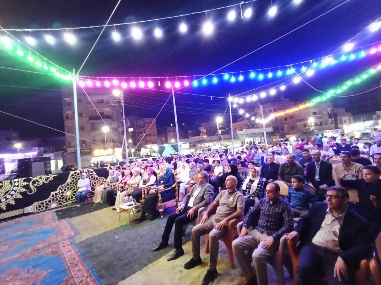 متابعة الأهالي لإفتتاح المتحف المصري الكبير متابعة الأهالي لإفتتاح المتحف المصري الكبير