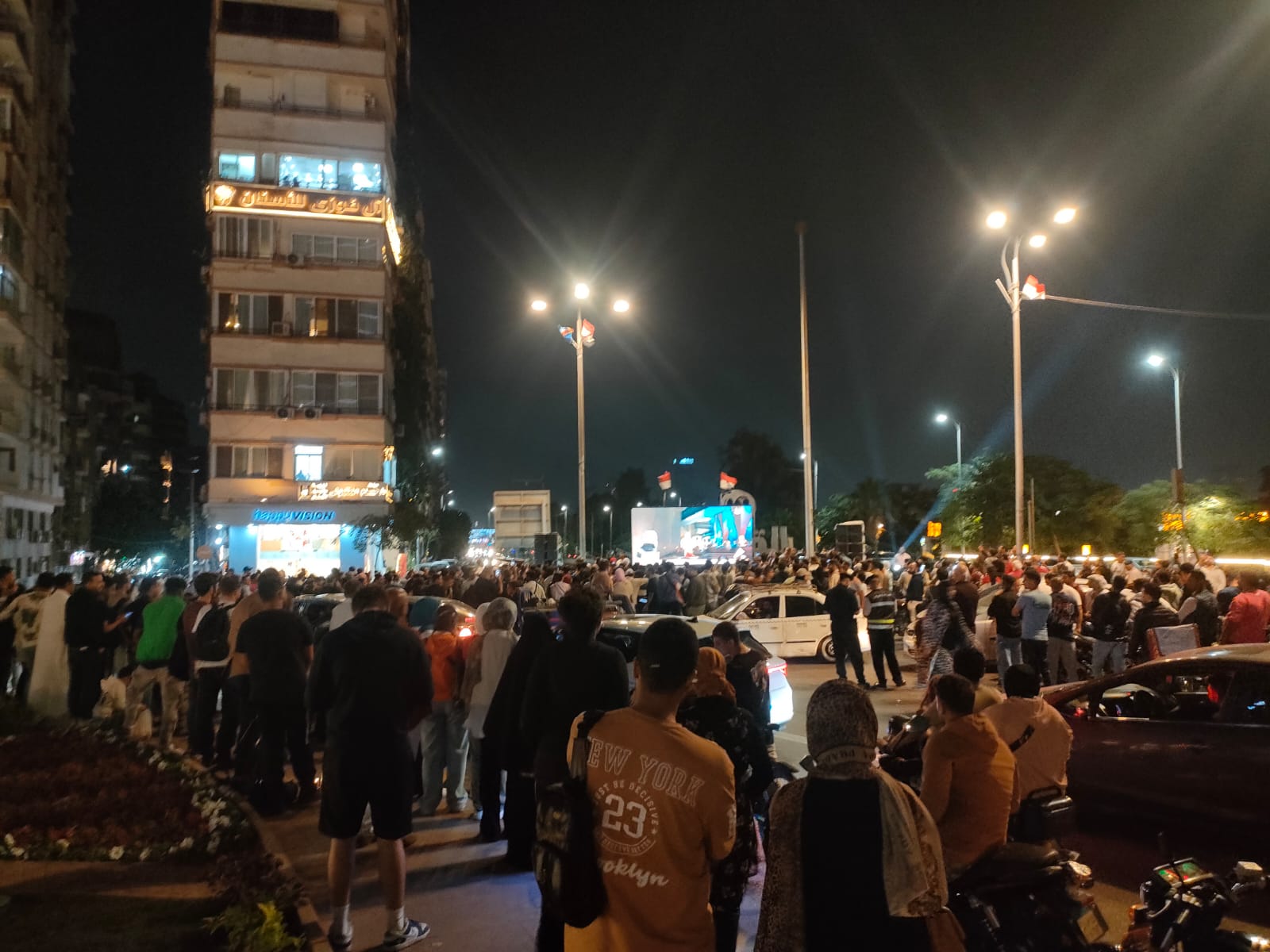 شاشات الجيزة تنقل افتتاح المتحف الكبير (5)