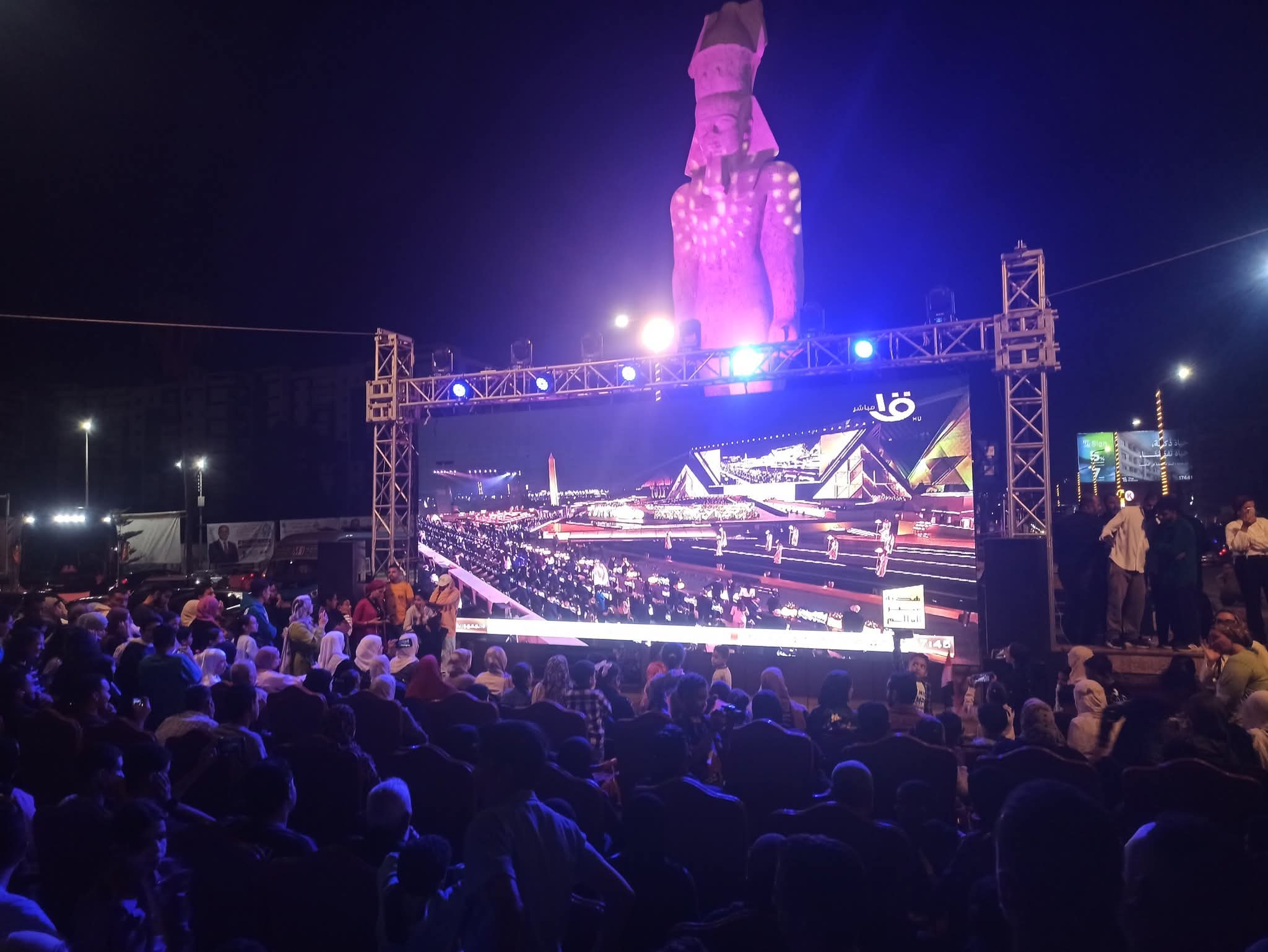 مواطنون بالدقهلية يتابعون احتفالية افتتاح المتحف المصري الكبير  (4)