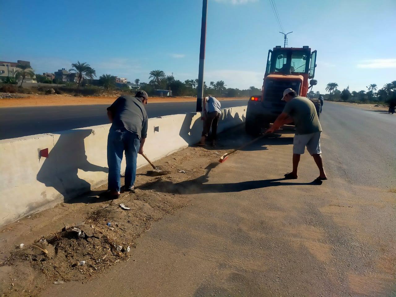 كنس الطرق الرئيسية ورفع المخلفات