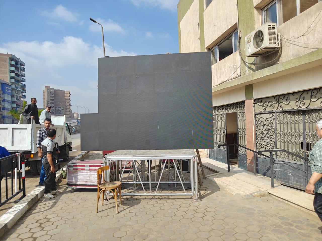 شاشات احتفالات افتتاح المتحف المصري الكبير بالقليوبية