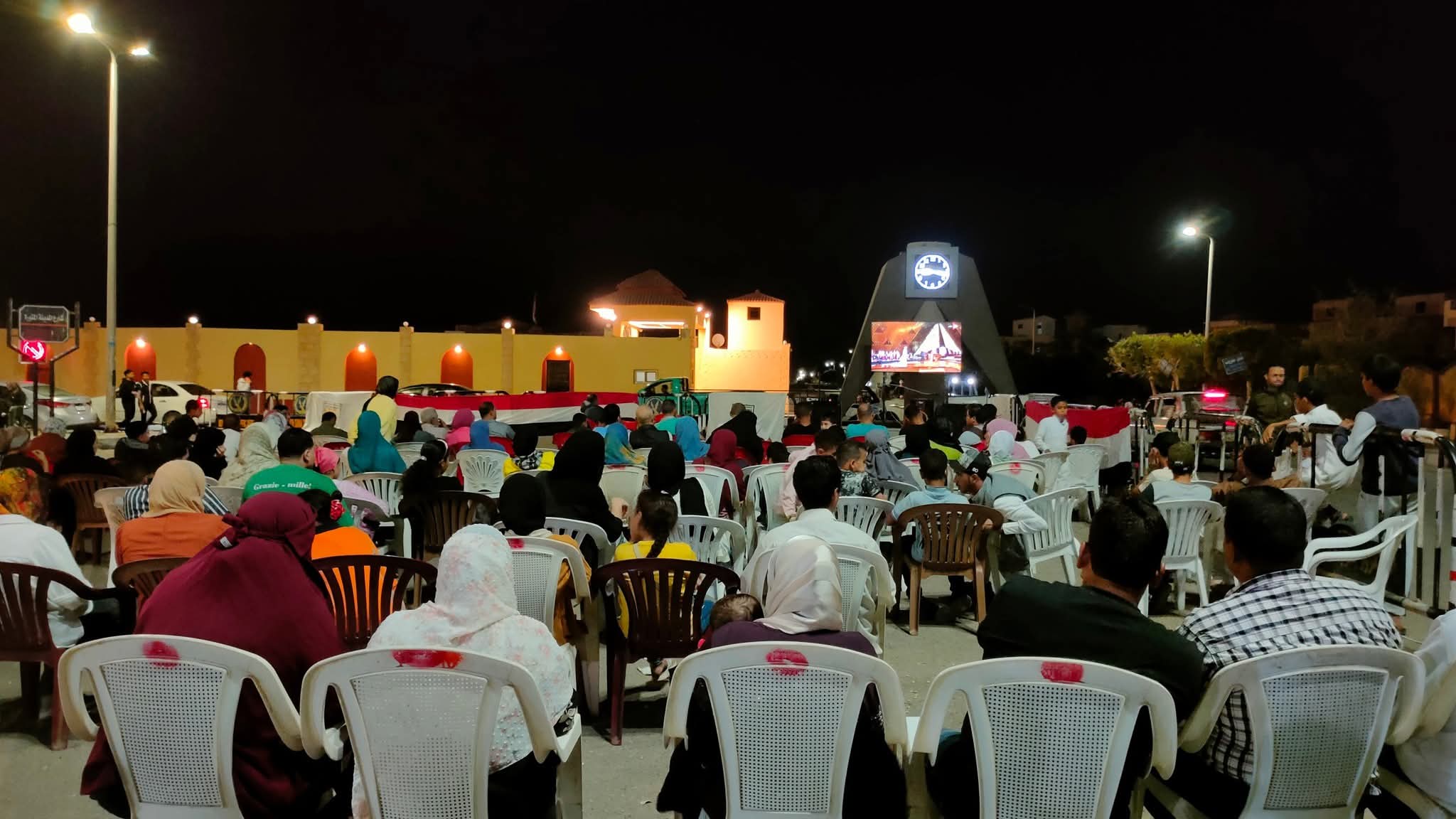 مشاهدة السائحون والمصريين لاحتفالية افتتاح المتحف المصري الكبير 