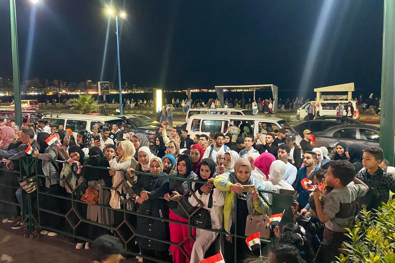 المواطنون يحتفلون بالمتحف المصرى الكبير المواطنون يحتفلون بالمتحف المصرى الكبير