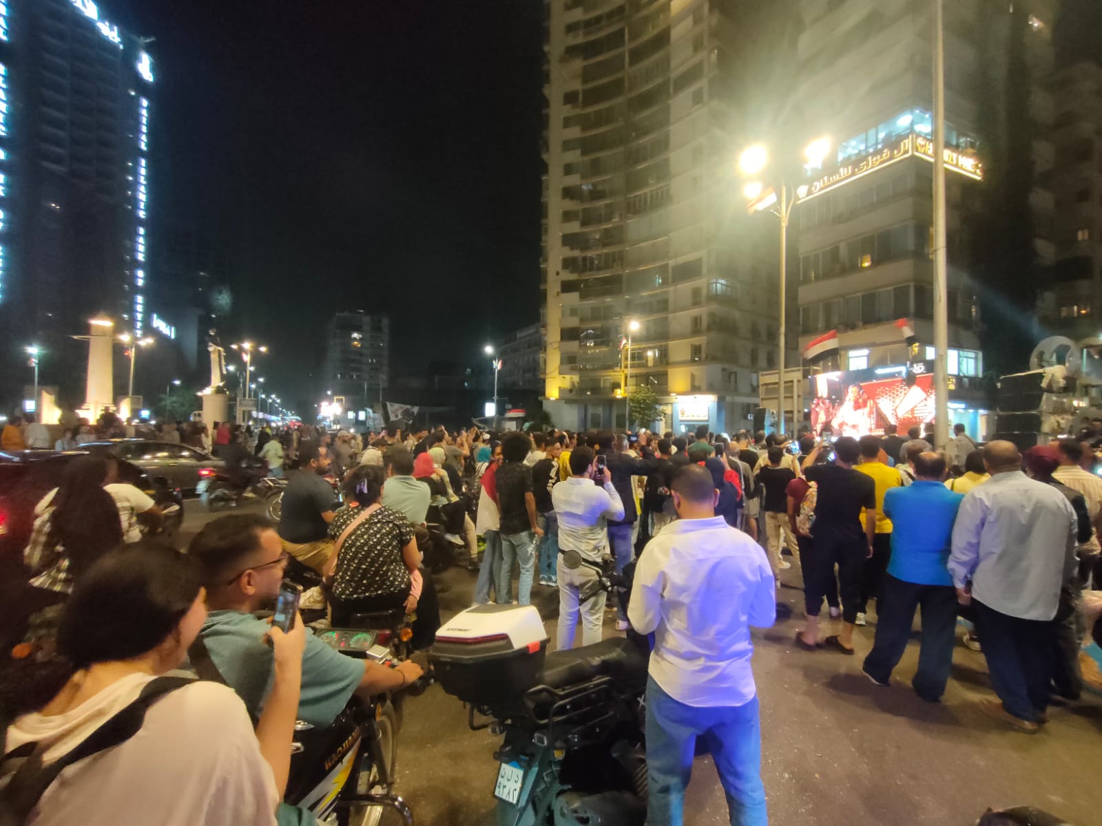 شاشات الجيزة تنقل افتتاح المتحف الكبير (1)