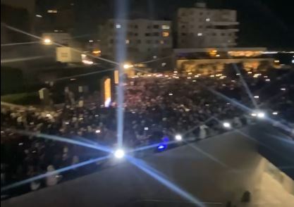 الجمهور يلتف حول شاشات مكتبة الإسكندرية لمتابعة افتتاح المتحف الكبير (3)