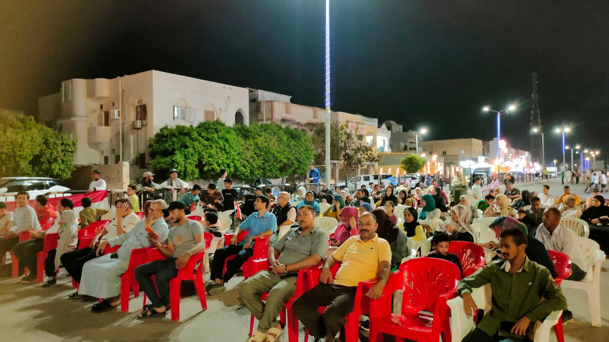 مشاهدة السائحون والمصريين لاحتفالية افتتاح المتحف المصري الكبير 