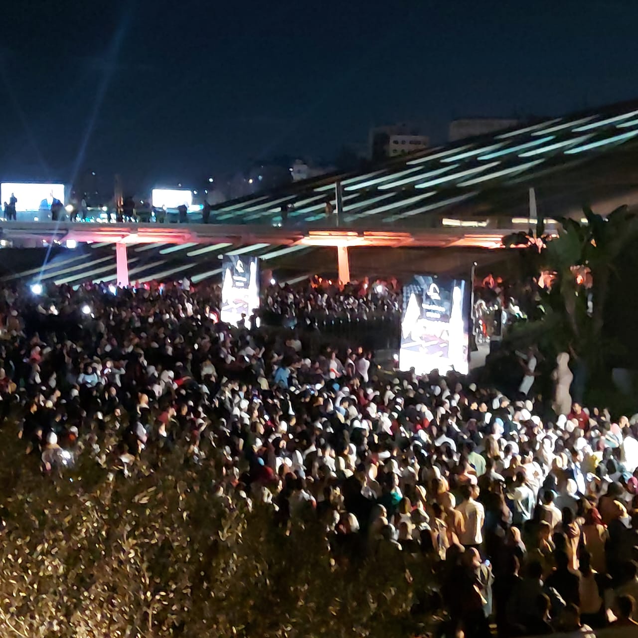 اعداد بالالاف يتابعون احتفالية افتتاح المتحف اعداد بالالاف يتابعون احتفالية افتتاح المتحف