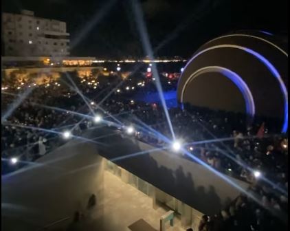 الجمهور يلتف حول شاشات مكتبة الإسكندرية لمتابعة افتتاح المتحف الكبير (2)