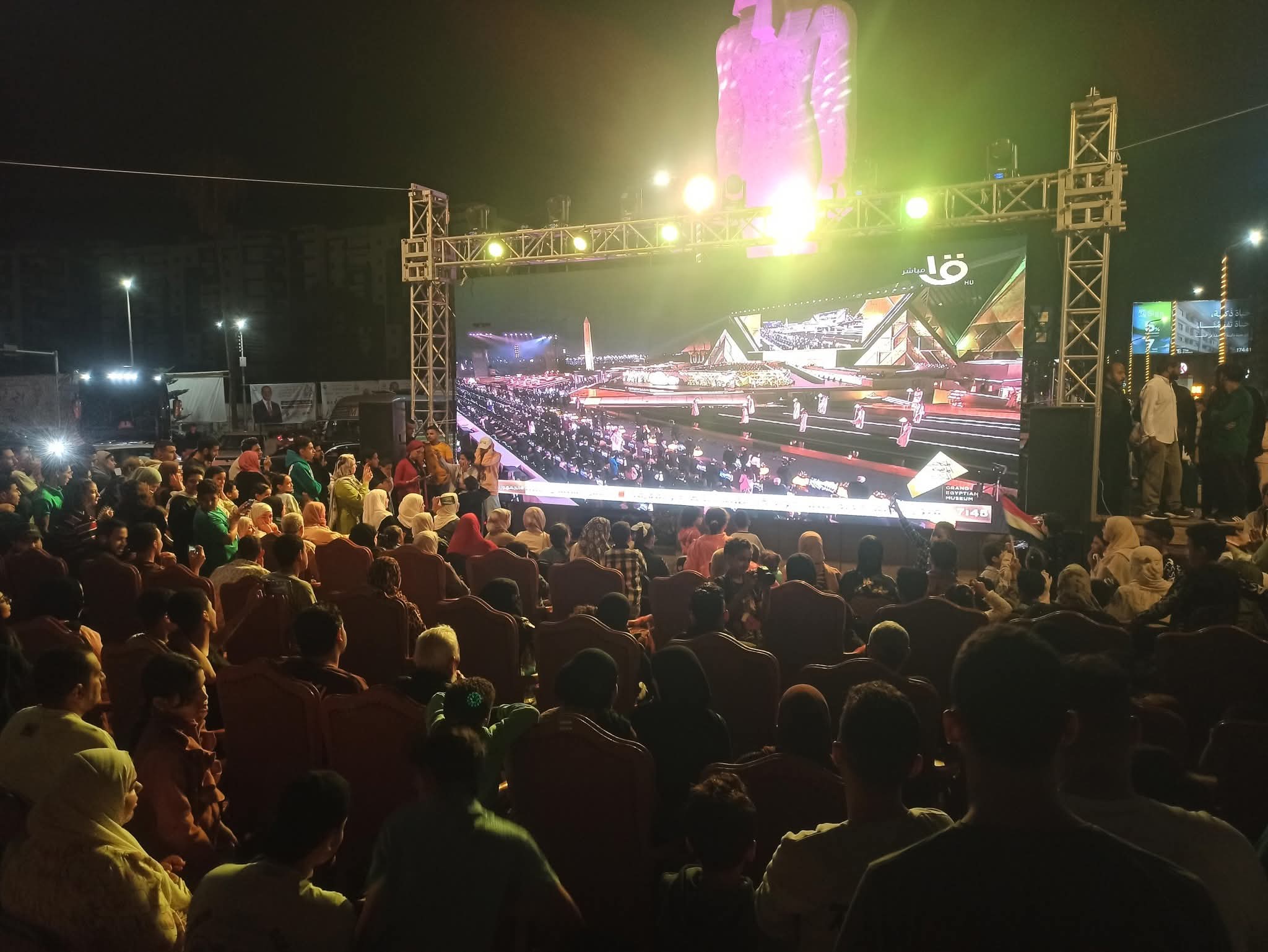 مواطنون بالدقهلية يتابعون احتفالية افتتاح المتحف المصري الكبير  (3)