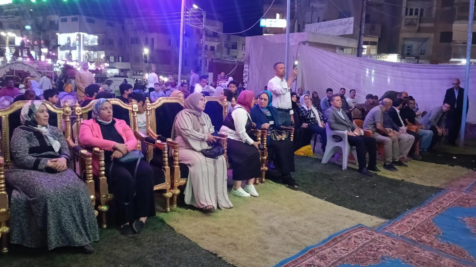 تواجد عدد من الأهالي بالميادين تواجد عدد من الأهالي بالميادين