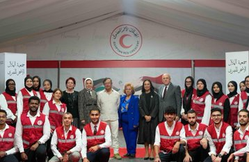 الرئيس الكولومبي مع أعضاء الهلال الأحمر