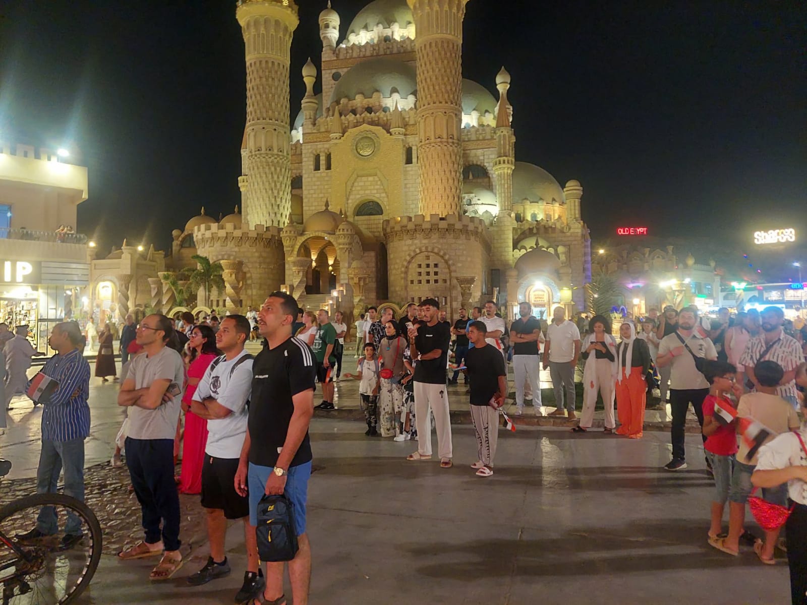 مشاهدة السائحون والمصريين لاحتفالية افتتاح المتحف المصري الكبير 