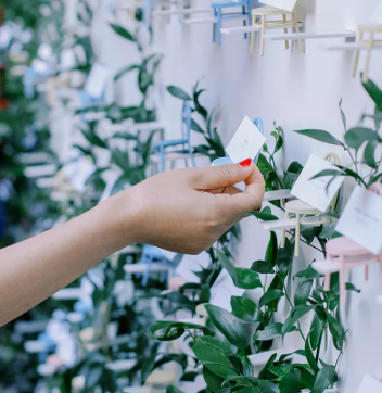 اللون الأحمر