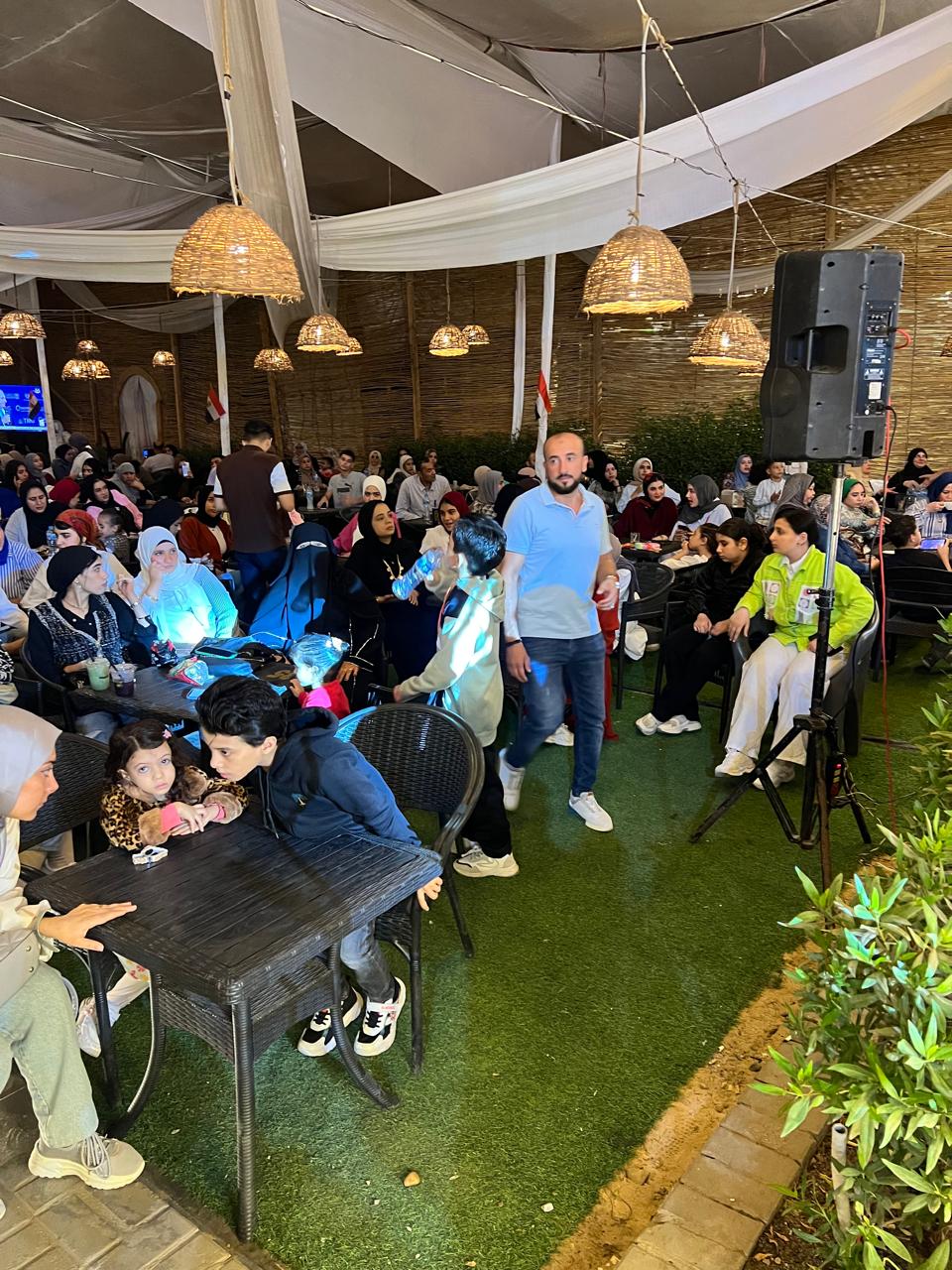 المواطنين يتابعون الاحتفال بالمتحف المصرى