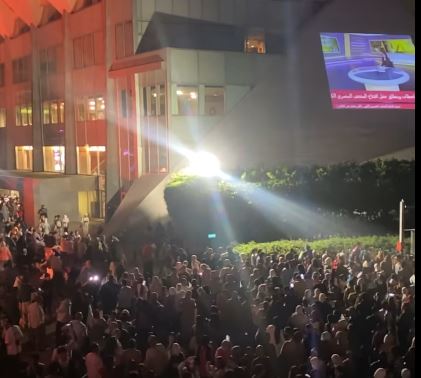 الجمهور يلتف حول شاشات مكتبة الإسكندرية لمتابعة افتتاح المتحف الكبير (4)