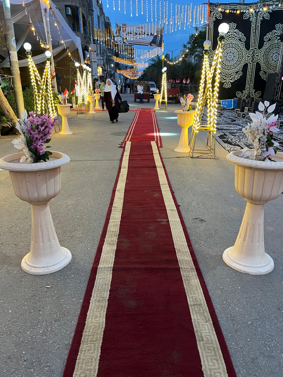 الشوارع تتزين بالانوار
