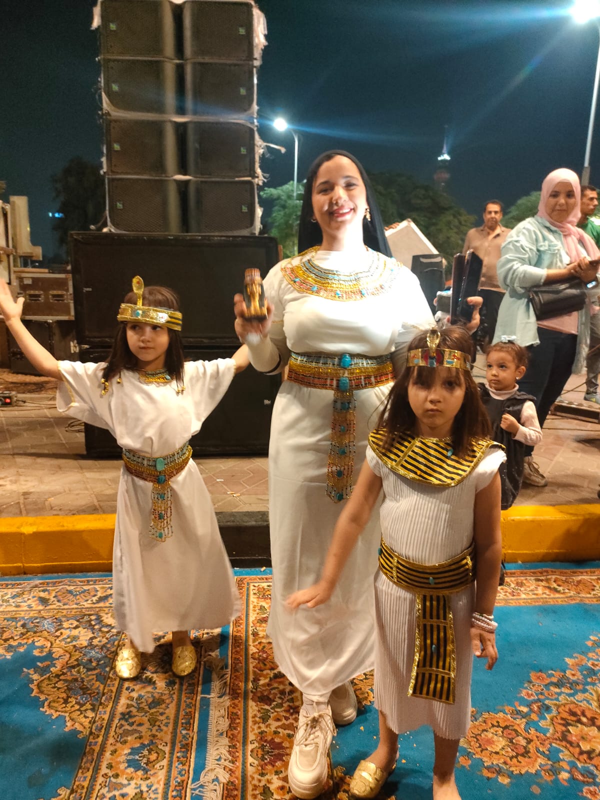 اسرة مصرية تحتفل بافتتاح المتحف المصرى الكبير بالزي الفرعوني (3)